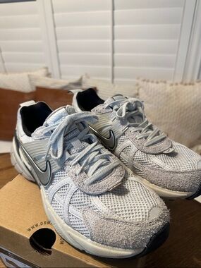 EXCELLENT CONDITION- Nike V2K Run Pure Platinum Chrome - WOMENS SIZE 9